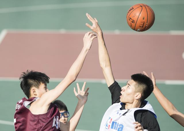 友善谨严的新西兰领队罗布·霍尔（杰森·克拉科 Jason Clarke 饰），他的步队名为“冒险参谋”；而斯科特·费雪（杰克·吉伦哈尔 Jake Gyllenhaal 饰）则滑稽弄怪，他率领来自西雅图的“疯狂山脉”爬山队。他们彼此竞争，又彼此帮忙。                                  　　两支步队中的勇士们来自各行各业，他们中有邮差、记者、大夫，还有一位来自日本的职场女性。这些爬山者看似普通, 但每一个